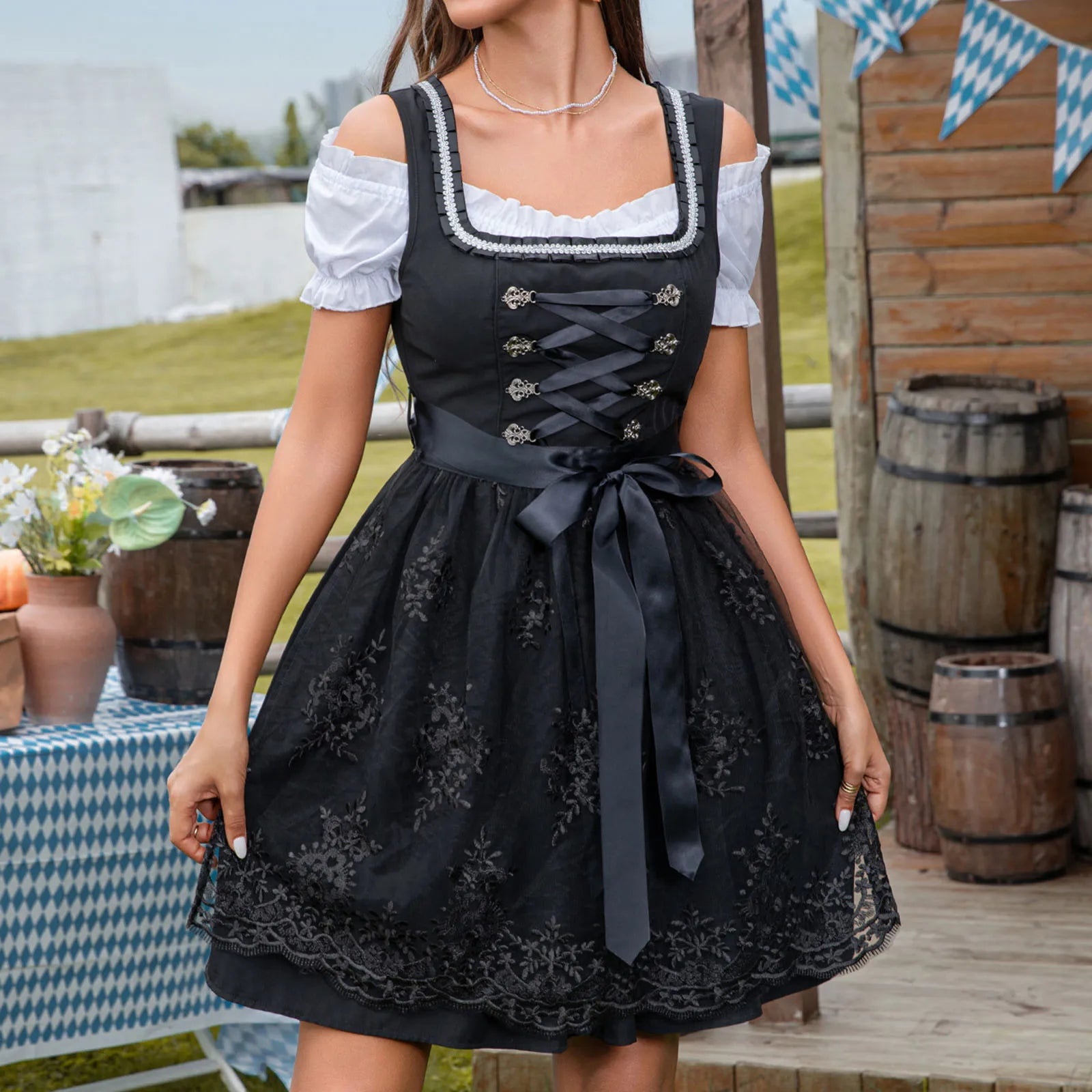 DamenDirndlMinikleidmitquadratischemAusschnittundbestickterSchurze_1.webp