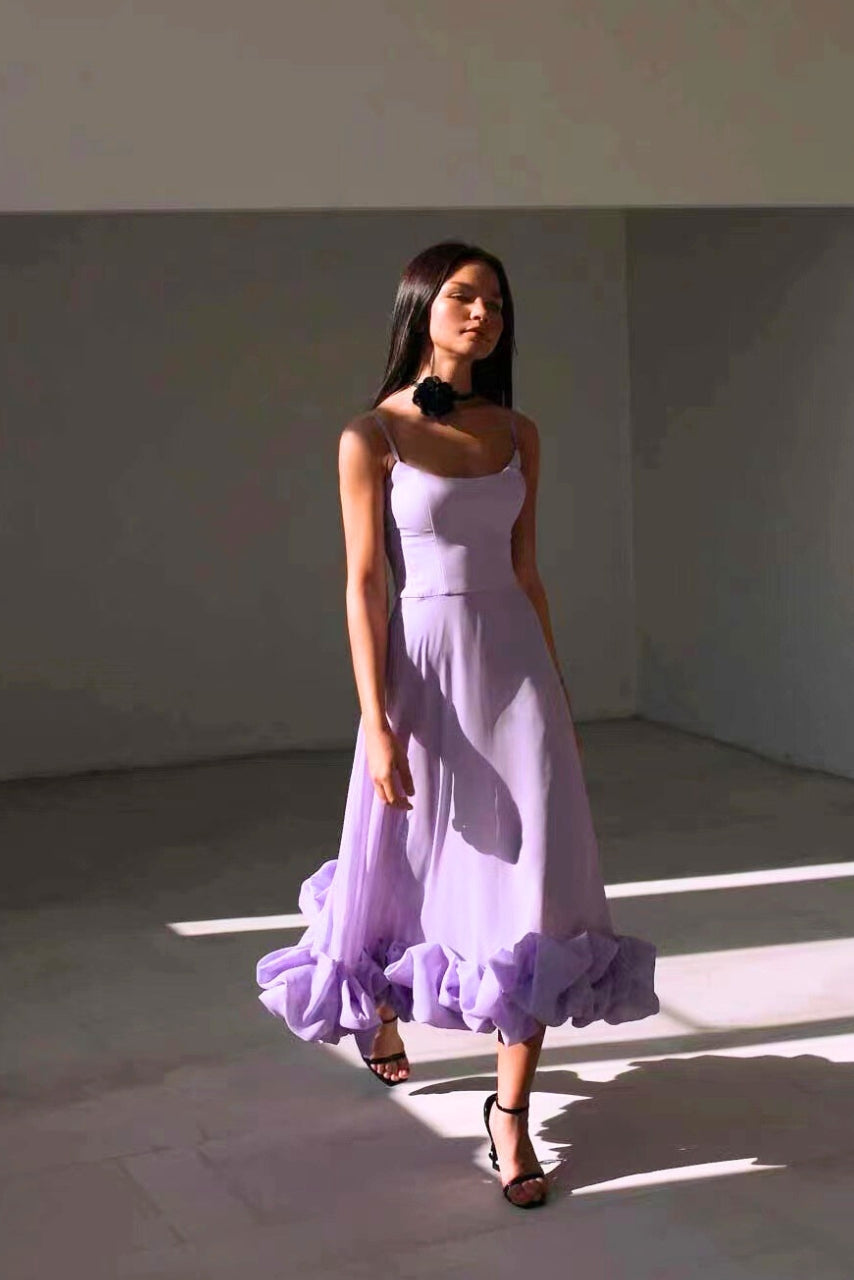 Fließendes Midikleid für Damen mit U-Ausschnitt und gerüschtem Saum