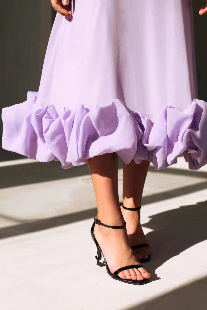Fließendes Midikleid für Damen mit U-Ausschnitt und gerüschtem Saum