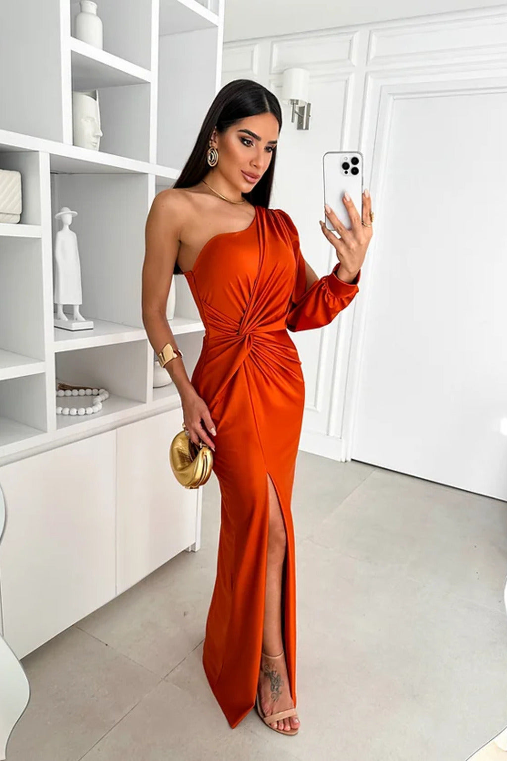 Satin-Maxikleid für Damen mit einem Träger und hohem Seitenschlitz