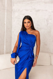 Satin-Maxikleid für Damen mit einem Träger und hohem Seitenschlitz