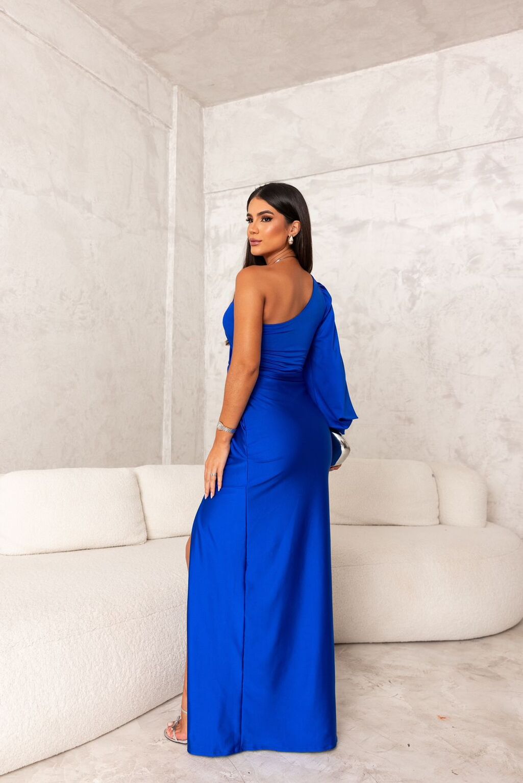 Satin-Maxikleid für Damen mit einem Träger und hohem Seitenschlitz