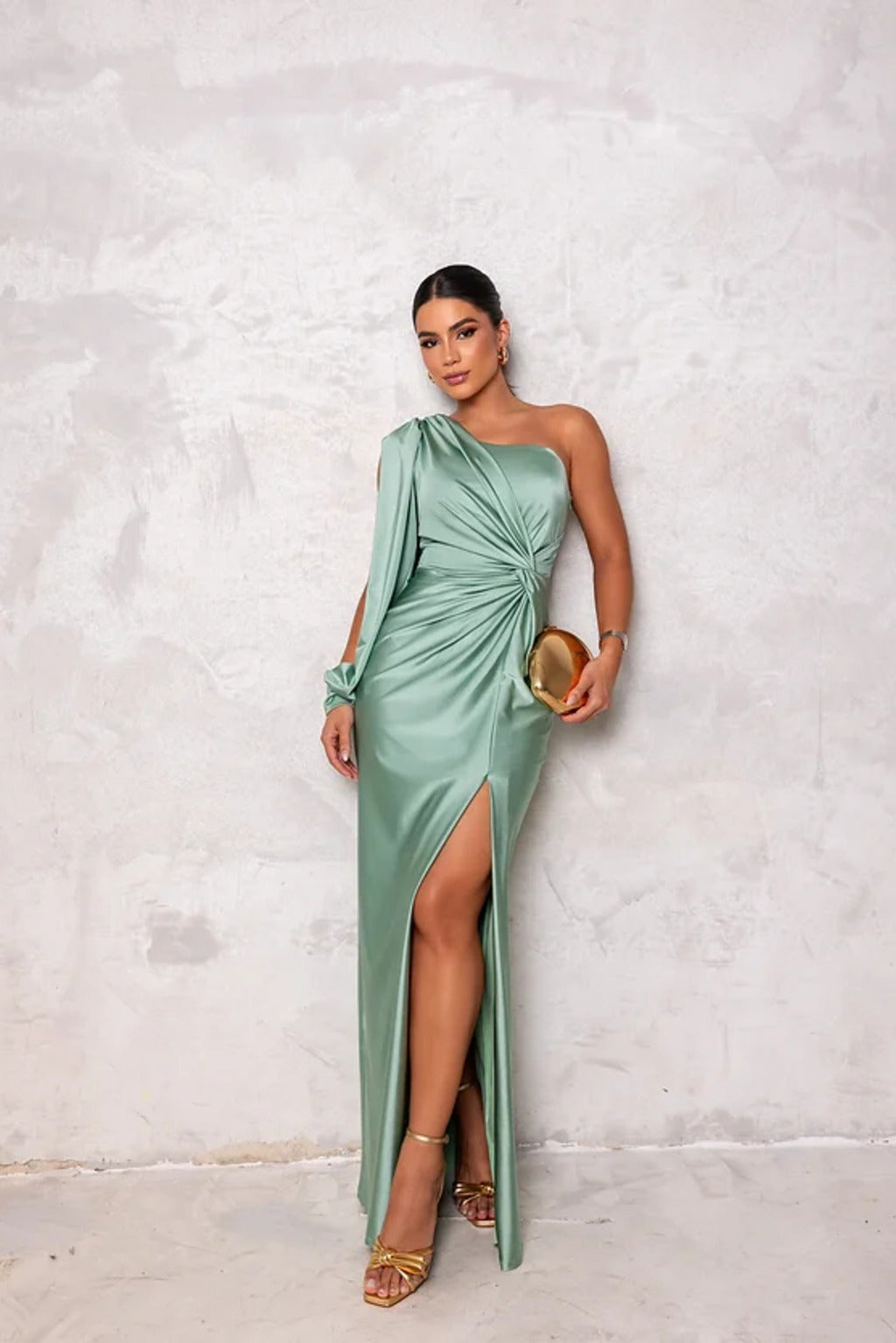 Satin-Maxikleid für Damen mit einem Träger und hohem Seitenschlitz