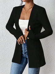 Women's blazer with long sleeves, a button closure and a V-neck