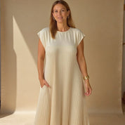 Damen Plissee Maxikleid mit Kappenärmeln und Rundhalsausschnitt