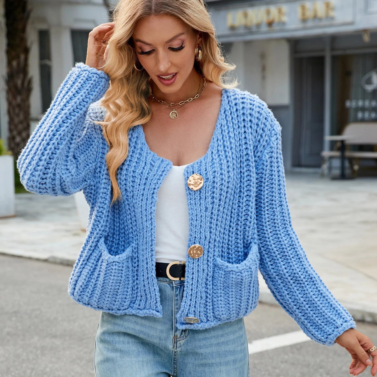 DamenStrickjackemitlangenArmelnV-AusschnittundaufgesetztenTaschen_2.webp