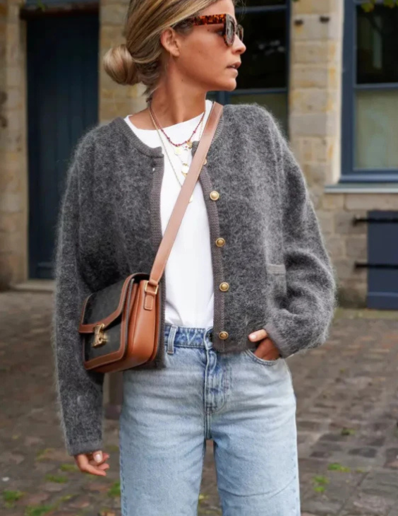 Damen Strickjacke mit langen Ärmeln rundem Halsausschnitt und aufgesetzten Taschen