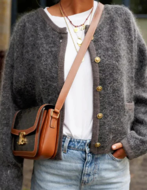 Damen Strickjacke mit langen Ärmeln rundem Halsausschnitt und aufgesetzten Taschen