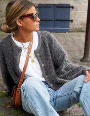 Damen Strickjacke mit langen Ärmeln rundem Halsausschnitt und aufgesetzten Taschen