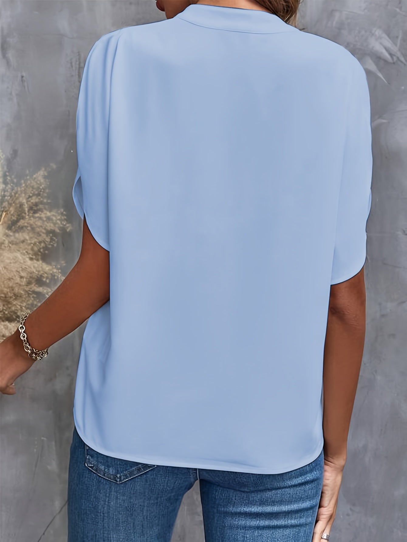 Damenbluse mit V-Ausschnitt und kurzen Ärmeln, mit Schlitz und Kerbe