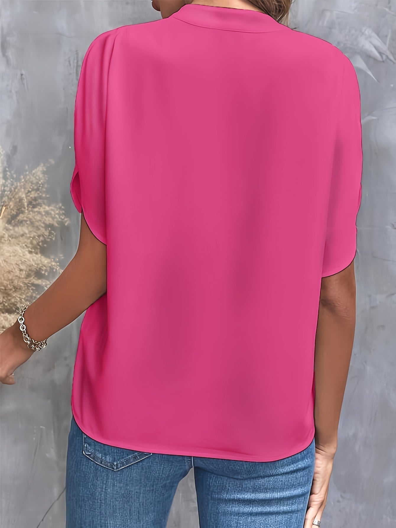 Damenbluse mit V-Ausschnitt und kurzen Ärmeln, mit Schlitz und Kerbe