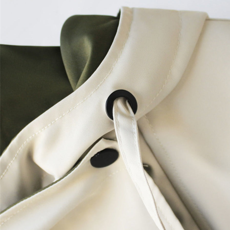 Damenjacke mit weitem Kragen und Druckknopfverschluss