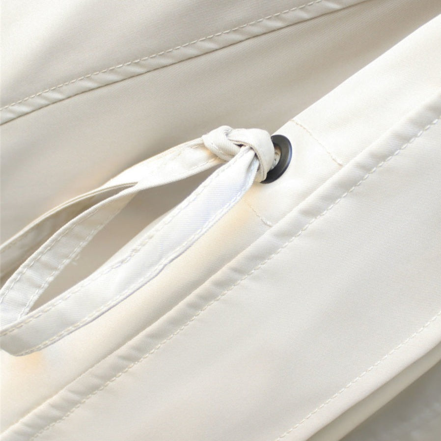 Damenjacke mit weitem Kragen und Druckknopfverschluss
