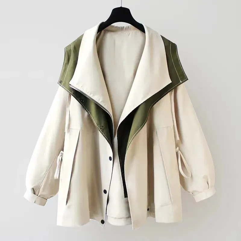 Damenjacke mit weitem Kragen und Druckknopfverschluss