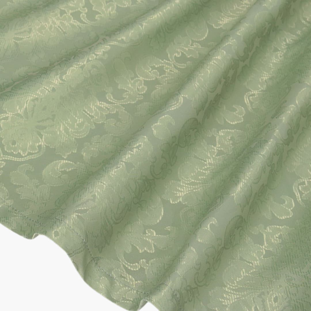 Dirndl kleid mit Quadrat-Ausschnitt und SatinTaille