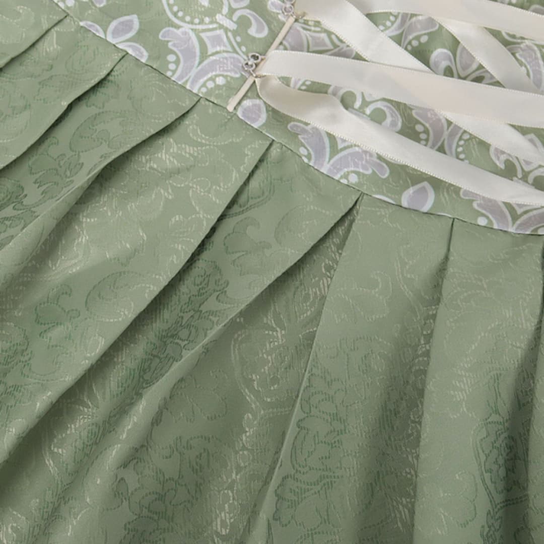 Dirndl kleid mit Quadrat-Ausschnitt und SatinTaille
