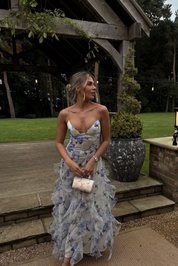Maxikleid für Damen mit Trägern, gestuftem Rock und plissiertem Oberteil