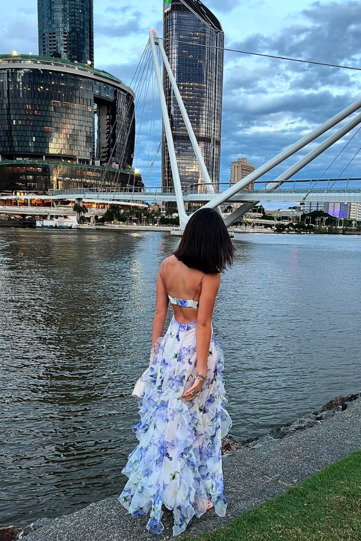 Maxikleid für Damen mit Trägern, gestuftem Rock und plissiertem Oberteil