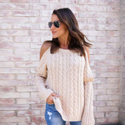 Frauen Strickpullover mit kalten Schultern gerippten Bündchen und Kabelstrickdesign