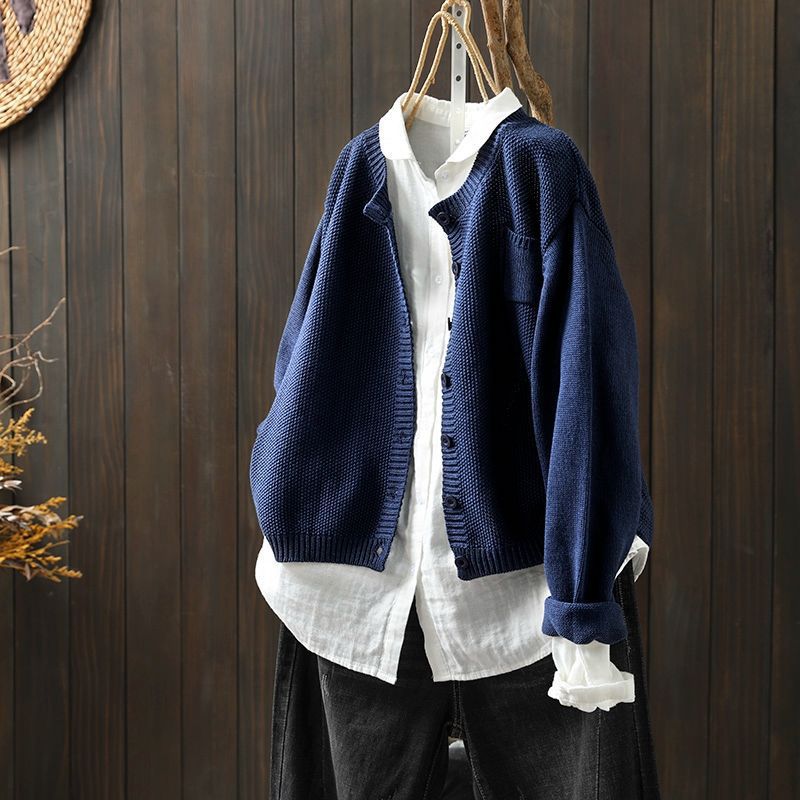 Women's oversized cardigan with button closure and front pocket