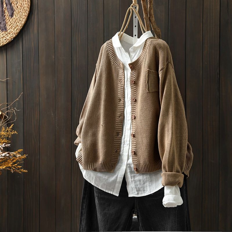 Women's oversized cardigan with button closure and front pocket