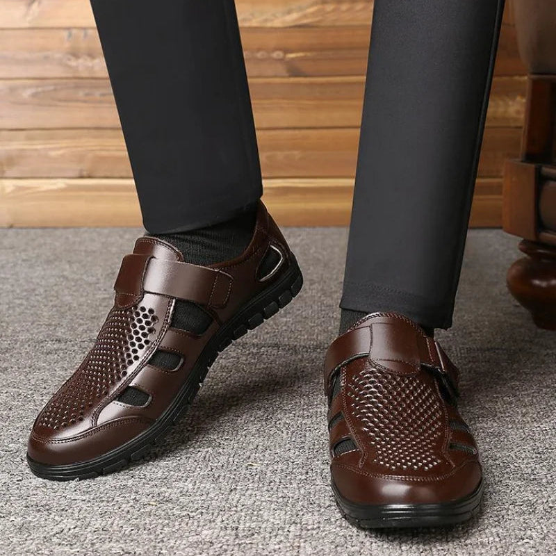 GeschlosseneHerren-SommersandalenmitKlettverschlussundAusschnitten_1.jpg