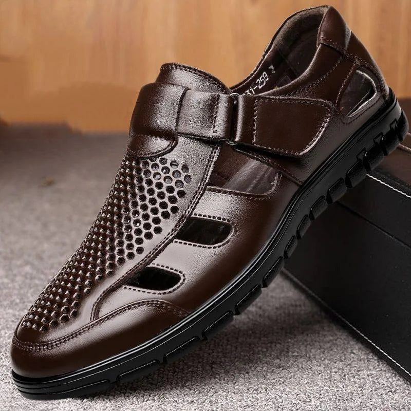 Geschlossene Herren-Sommersandalen mit Klettverschluss und Ausschnitten