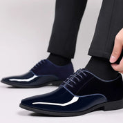 Herren-Oxford-Schuhe mit Lackkappe und Obermaterial aus Wildleder