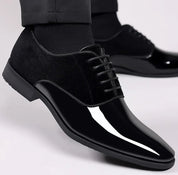 Herren-Oxford-Schuhe mit Lackkappe und Obermaterial aus Wildleder