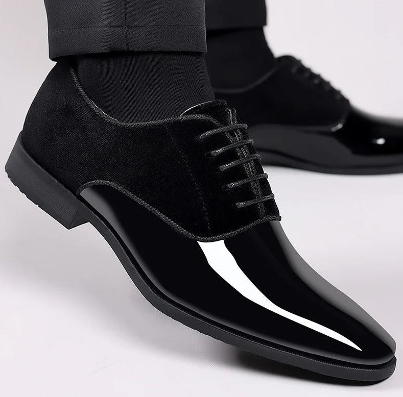 Herren-Oxford-Schuhe mit Lackkappe und Obermaterial aus Wildleder