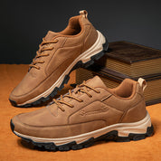 Herren-Schnürsneaker mit niedrigem Schaft gepolstertem Kragen und Profilsohle