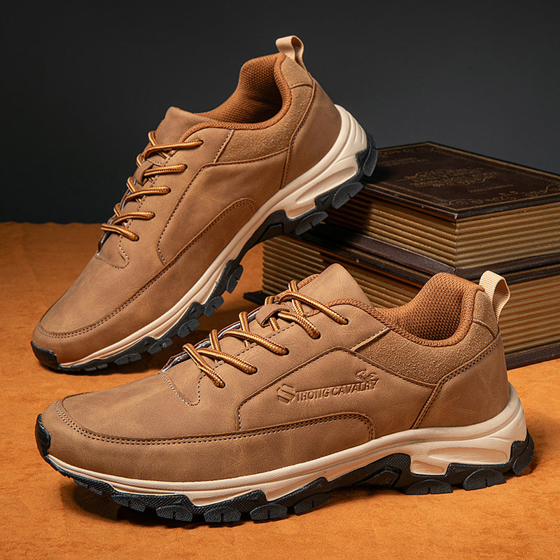 Herren-Schnürsneaker mit niedrigem Schaft gepolstertem Kragen und Profilsohle