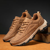 Herren-Schnürsneaker mit niedrigem Schaft gepolstertem Kragen und Profilsohle