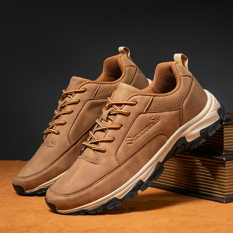 Herren-Schnürsneaker mit niedrigem Schaft gepolstertem Kragen und Profilsohle