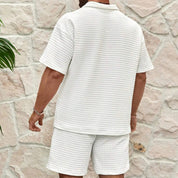 Herren-Set aus kurzärmligem Hemd und Shorts mit Reißverschlusskragen