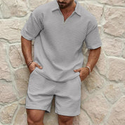 Herren-Set aus kurzärmligem Hemd und Shorts mit Reißverschlusskragen