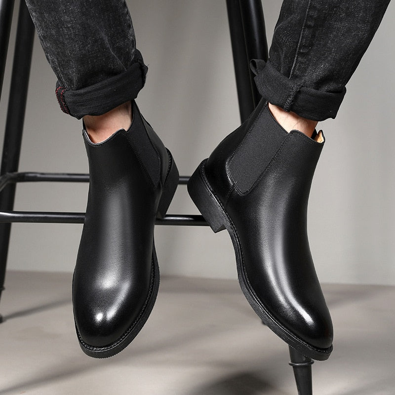Herren Stiefeletten mit elastischen Seiteneinsätzen und Zuglasche hinten