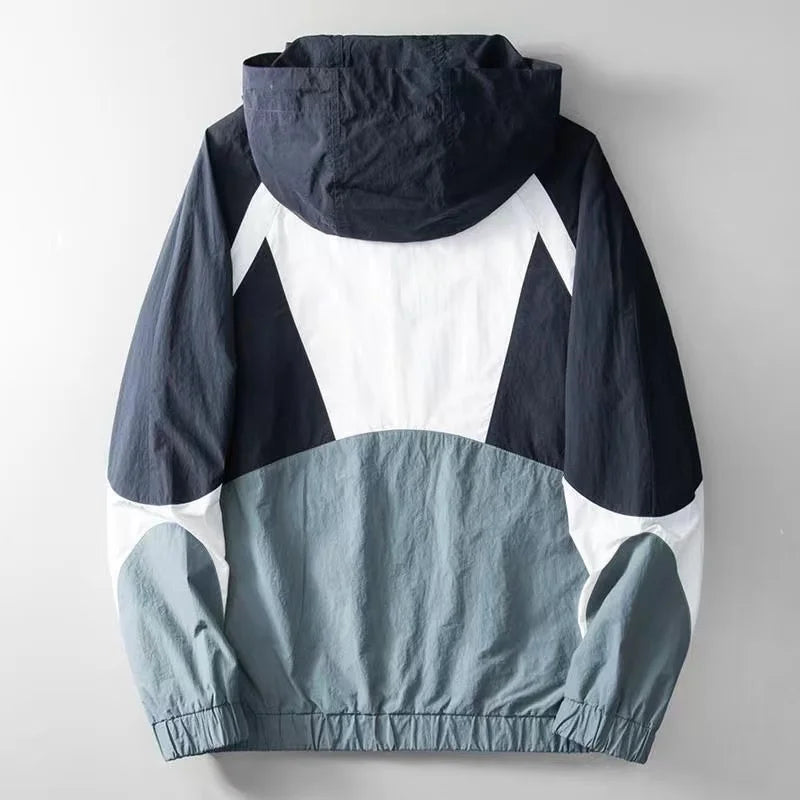 Herrenjacke mit Kapuze und Kordelzug ausgestattet mit Reißverschlusstaschen