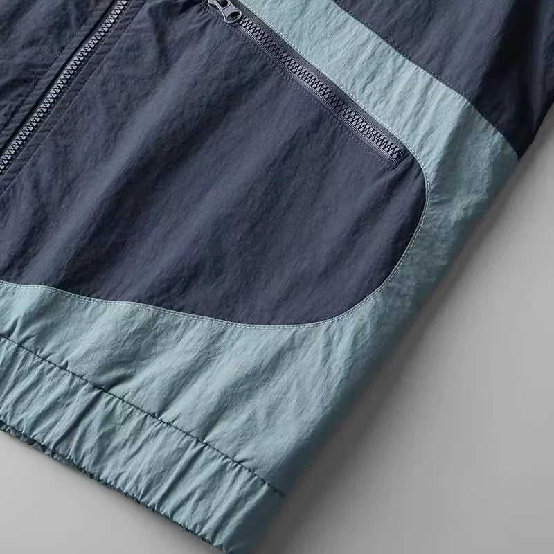 Herrenjacke mit Kapuze und Kordelzug ausgestattet mit Reißverschlusstaschen