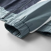 Herrenjacke mit Kapuze und Kordelzug ausgestattet mit Reißverschlusstaschen