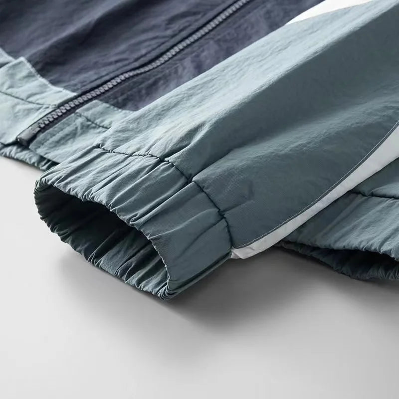 Herrenjacke mit Kapuze und Kordelzug ausgestattet mit Reißverschlusstaschen