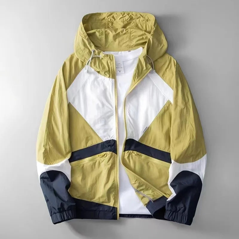 Herrenjacke mit Kapuze und Kordelzug ausgestattet mit Reißverschlusstaschen