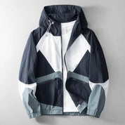 Herrenjacke mit Kapuze und Kordelzug ausgestattet mit Reißverschlusstaschen