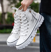 Hohe Herren-Sneaker aus Canvas mit Gummisohle und Schnürung vorne