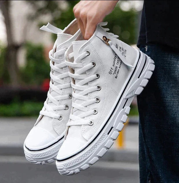 Hohe Herren-Sneaker aus Canvas mit Gummisohle und Schnürung vorne