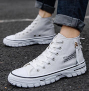 Hohe Herren-Sneaker aus Canvas mit Gummisohle und Schnürung vorne