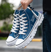 Hohe Herren-Sneaker aus Canvas mit Gummisohle und Schnürung vorne