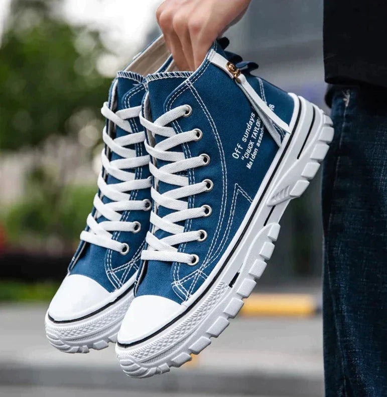 Hohe Herren-Sneaker aus Canvas mit Gummisohle und Schnürung vorne