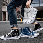 Hohe Herren-Sneaker aus Canvas mit Gummisohle und Schnürung vorne