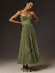 Plissiertes Midikleid für Damen mit Spaghettiträgern und hoch-tiefem Saum